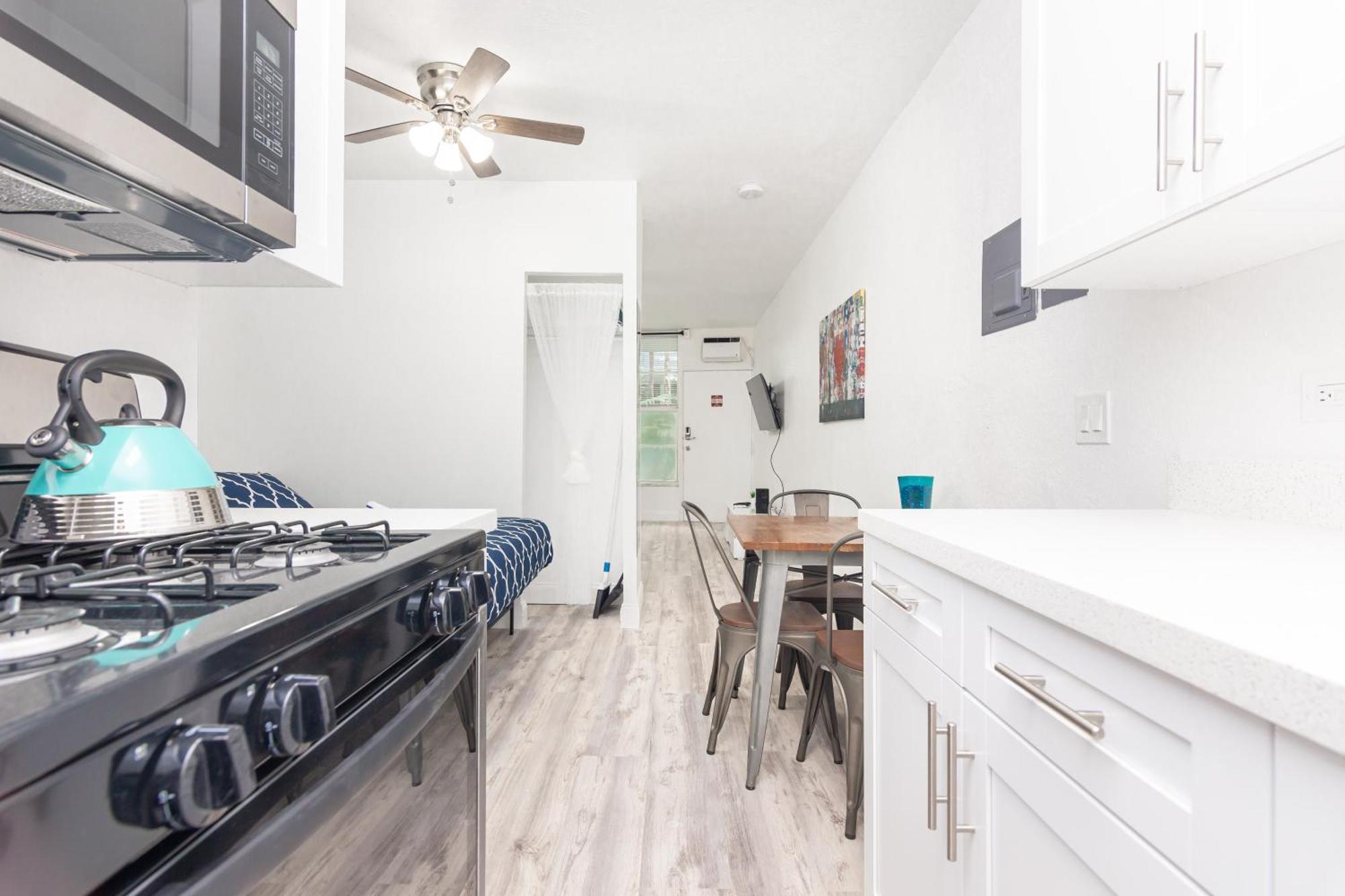 Ocean Drive Deco Apt W/2 Queen Beds, Steps 2 Beach ไมอามีบีช ภายนอก รูปภาพ